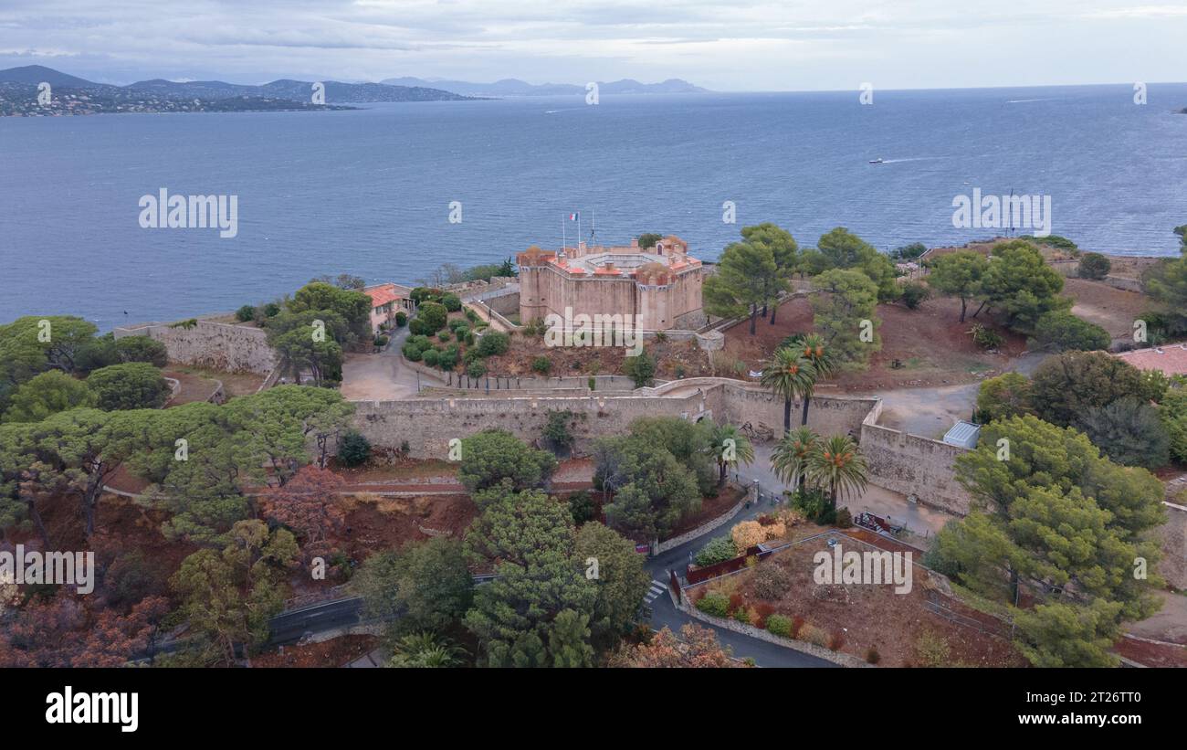 Vista aerea del forte di Saint-Tropez. La fotografia è stata scattata da un drone a un'altitudine più elevata con la baia sullo sfondo, in una giornata nuvolosa. Foto Stock