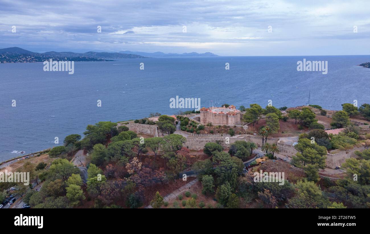 Vista aerea del forte di Saint-Tropez. La fotografia è stata scattata da un drone a un'altitudine più elevata con la baia sullo sfondo, in una giornata nuvolosa. Foto Stock