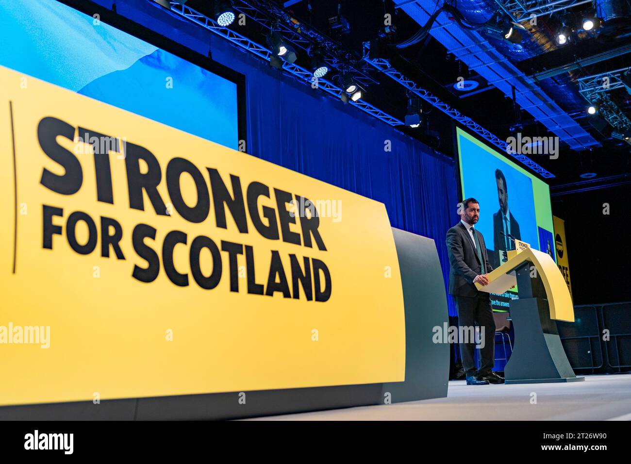 Aberdeen, Scozia, Regno Unito. 17 ottobre 2023. Discorso di chiusura del primo Ministro Humza Yousaf nell'ultimo giorno della 89a conferenza annuale SNP presso l'arena P&J Live di Aberdeen . Iain Masterton/Alamy Live News Foto Stock