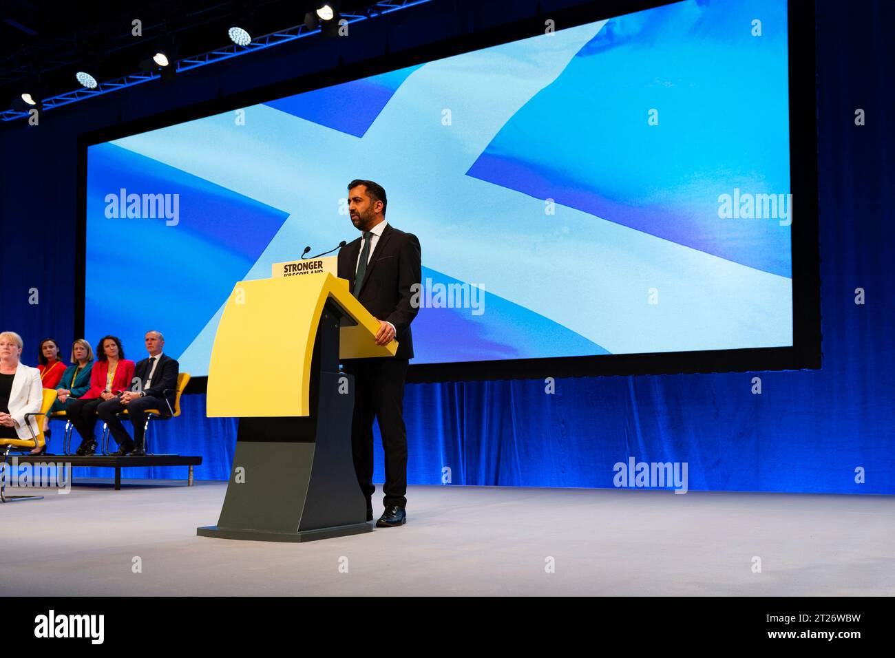 Aberdeen, Scozia, Regno Unito. 17 ottobre 2023. Discorso di chiusura del primo Ministro Humza Yousaf nell'ultimo giorno della 89a conferenza annuale SNP presso l'arena P&J Live di Aberdeen . Iain Masterton/Alamy Live News Foto Stock