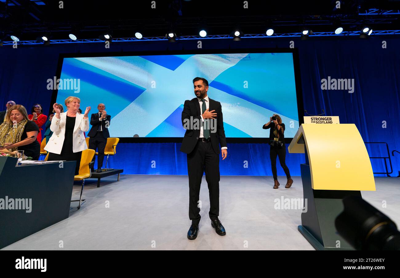 Aberdeen, Scozia, Regno Unito. 17 ottobre 2023. Discorso di chiusura del primo Ministro Humza Yousaf nell'ultimo giorno della 89a conferenza annuale SNP presso l'arena P&J Live di Aberdeen . Iain Masterton/Alamy Live News Foto Stock