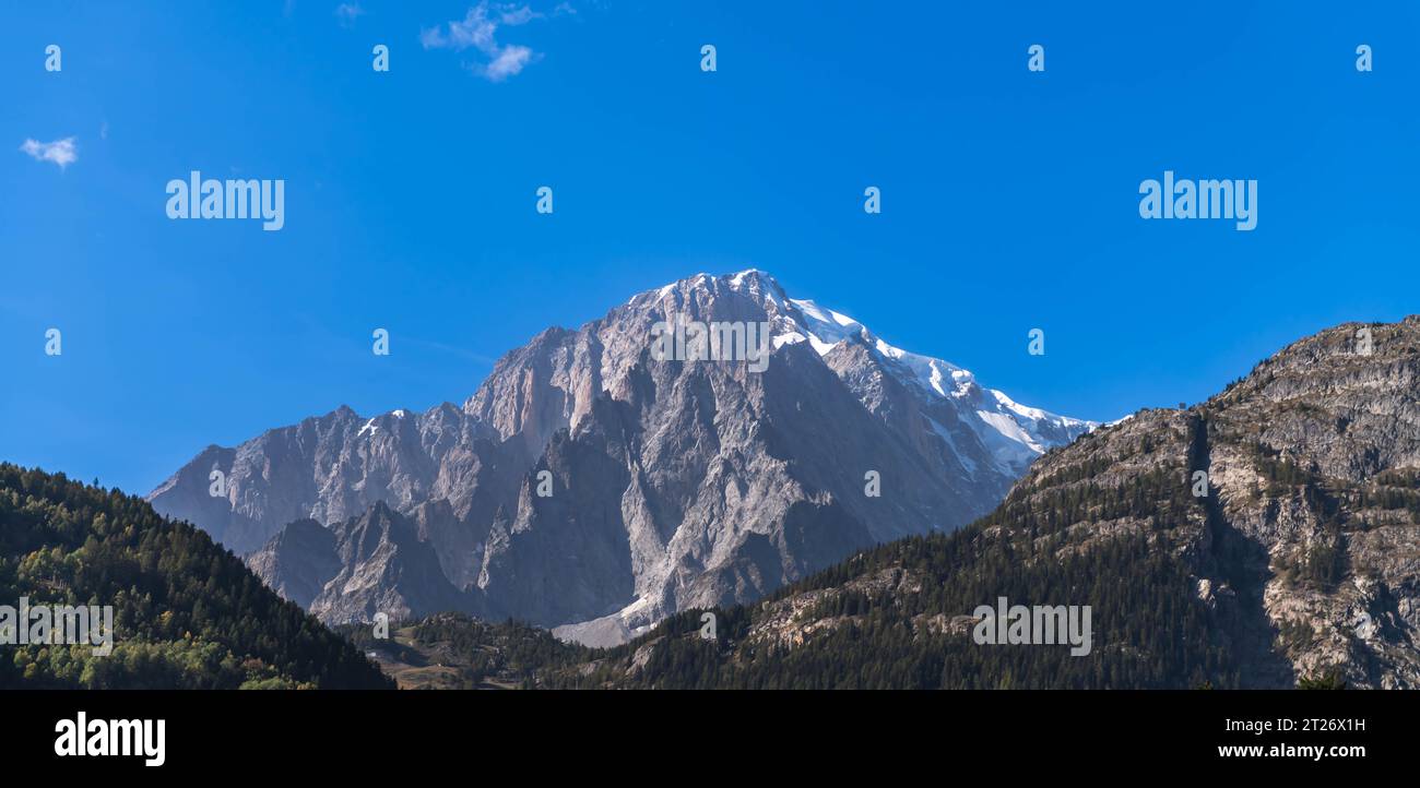 Il Monte bianco senza neve eterna, nelle Alpi italiane, Valle d'Aosta, Italia Foto Stock