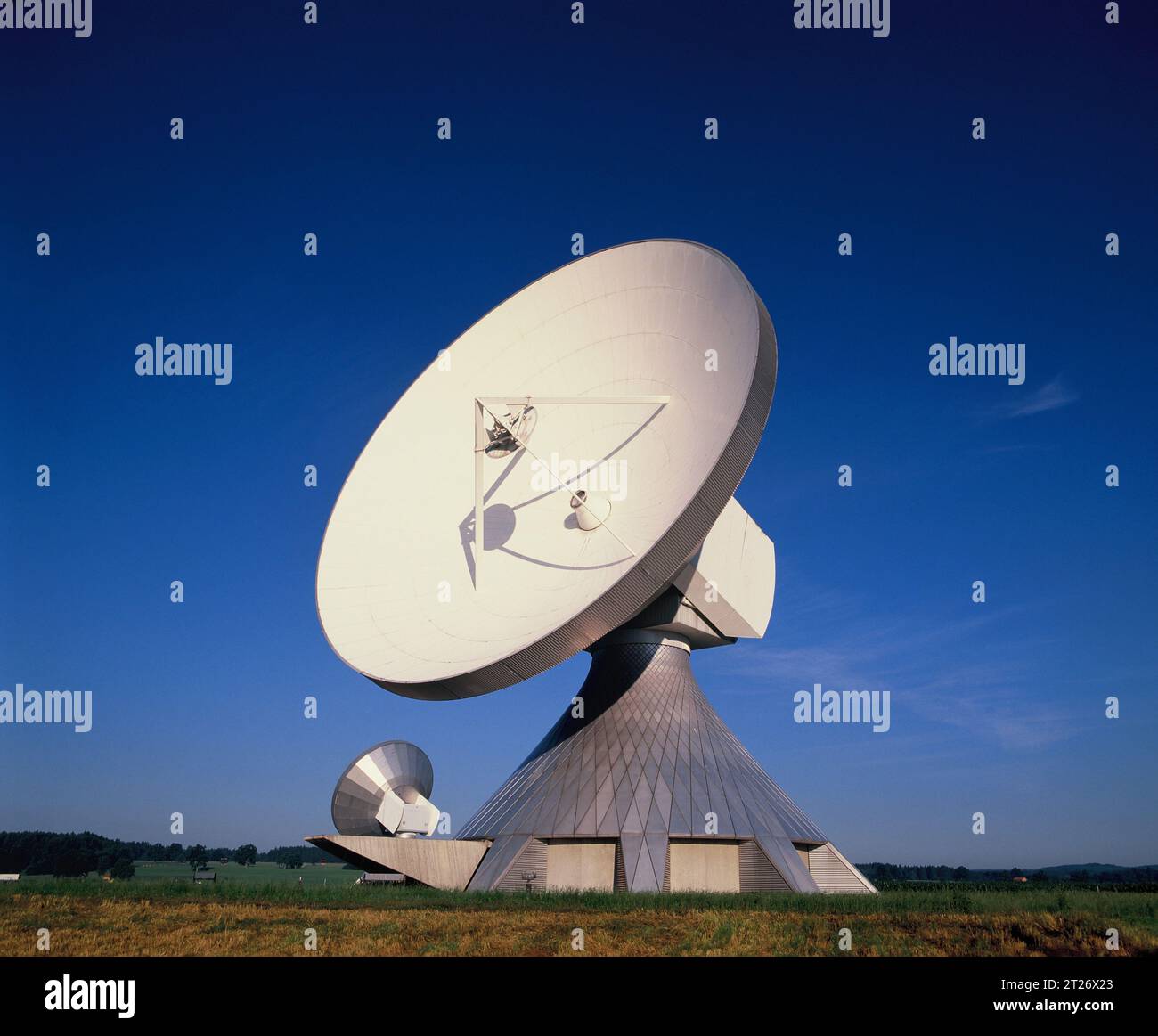 Germania. Baviera. Stazione di terra satellitare Raising. Antenna parabolica di comunicazione. Foto Stock