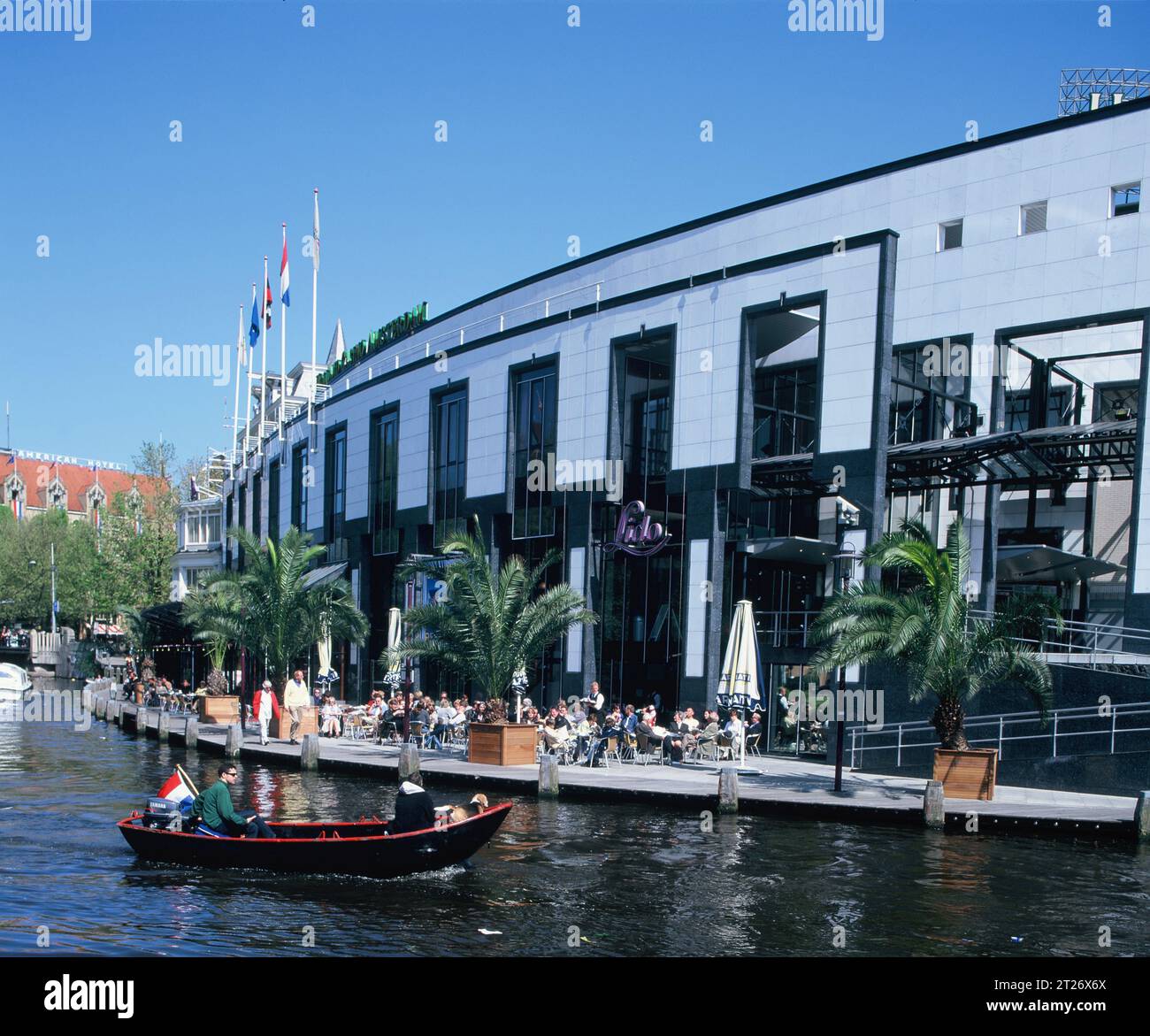 Paesi Bassi. Amsterdam. Edificio Grand Café Lido. Vista sul canale con barca. Foto Stock
