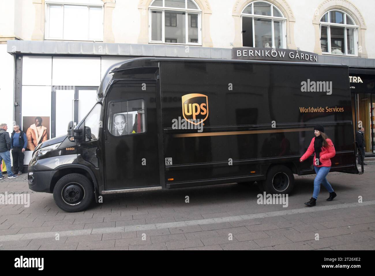 Copenhagen, Danimarca /17 ottobre. 2023/.UPS consegna male ane van nella capitale danese Copenaghen. Foto.Francis Joseph Dean/Dean Pictures credito: Imago/Alamy Live News Foto Stock