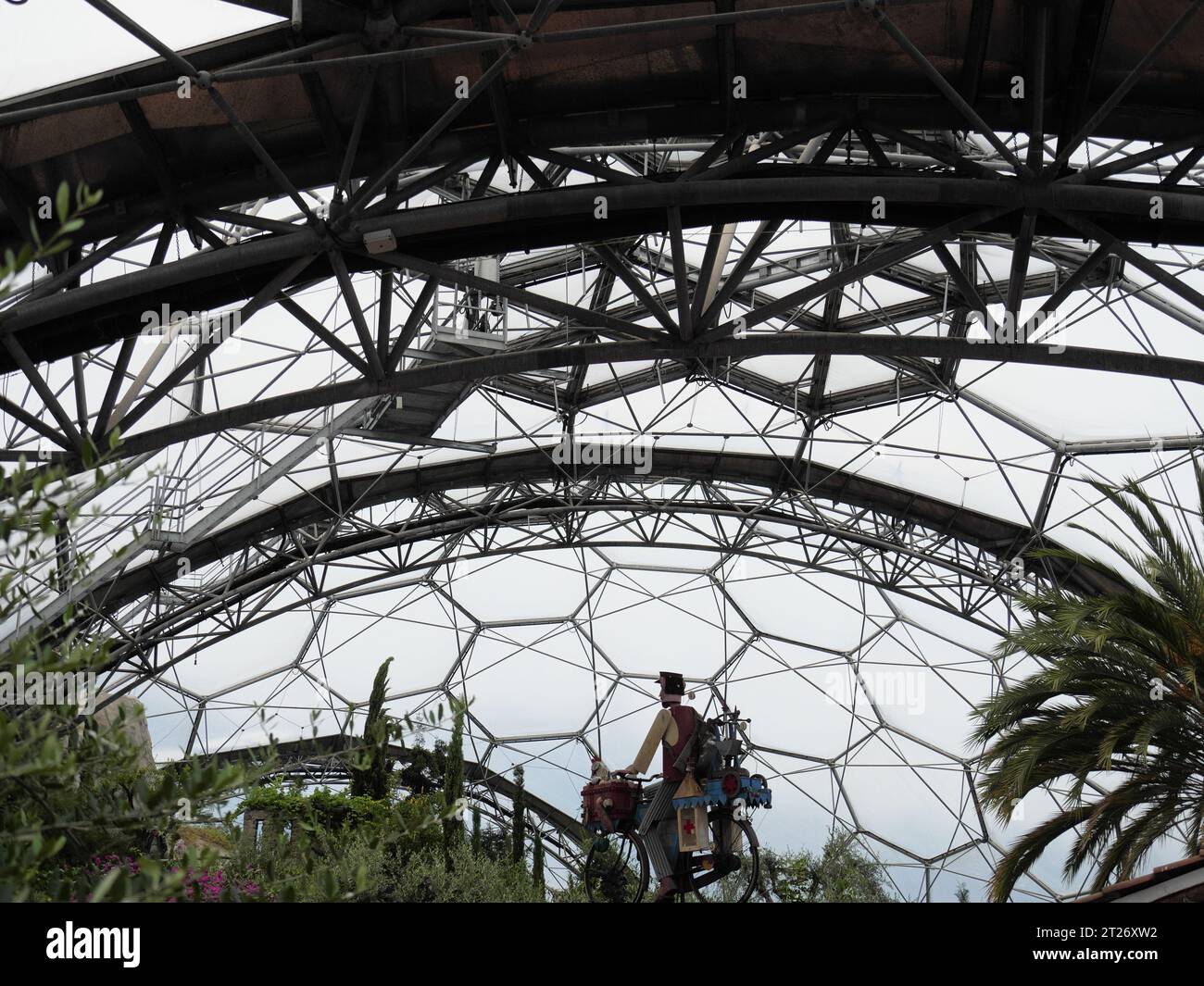 Ammira la cupola mediterranea dell'Eden Project, Bodelva, St Austell, Cornovaglia, Inghilterra Foto Stock