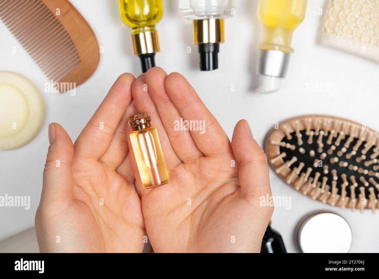 Olio naturale per la cura dei capelli o della pelle in vaso di vetro. Cosmetici ecologici senza plastica Foto Stock