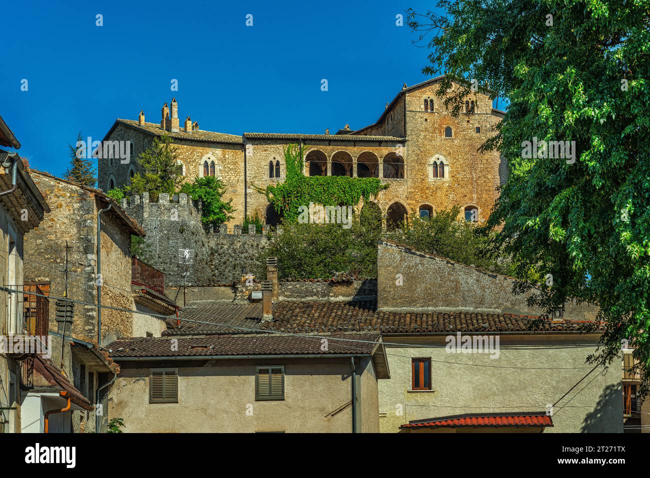 La residenza del castello del XII secolo appartenuta ai conti di Marsi domina la città medievale di Gagliano Aterno. Gagliano Aterno, Abruzzo Foto Stock