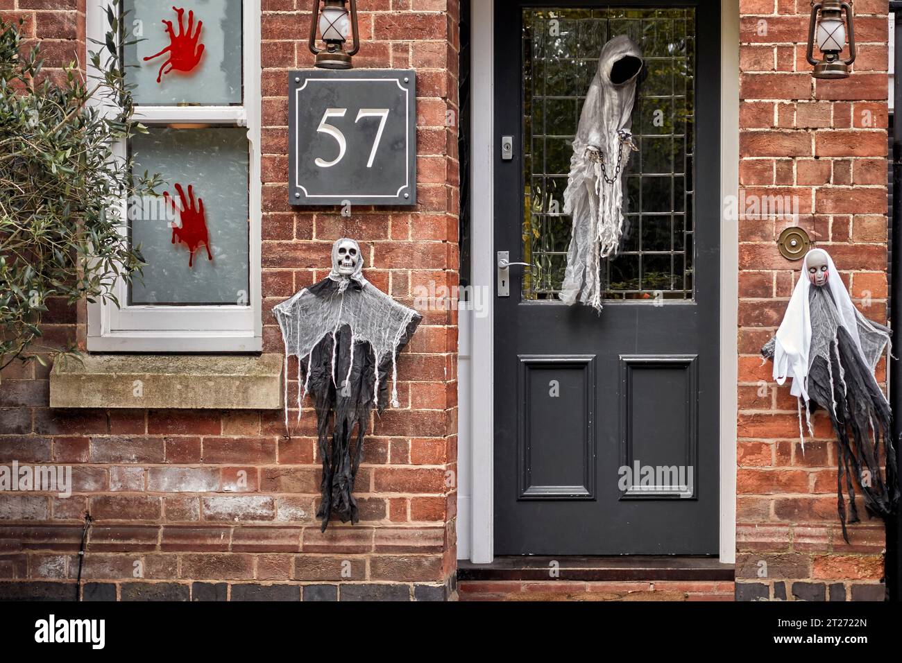 Casa di Halloween decorata con tradizionali figure spaventose e spaventose. Inghilterra Regno Unito Foto Stock