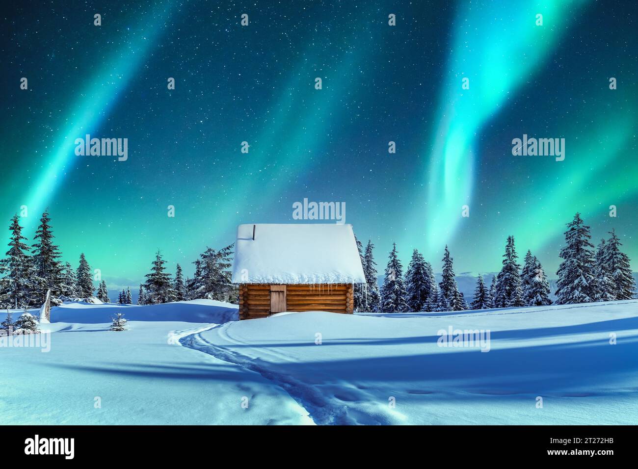 Un pittoresco tableau invernale che presenta un cottage in legno e conifere innevate in montagna. Aurora boreale. Aurora boreale nella foresta invernale. Concetto di vacanze natalizie e vacanze invernali Foto Stock