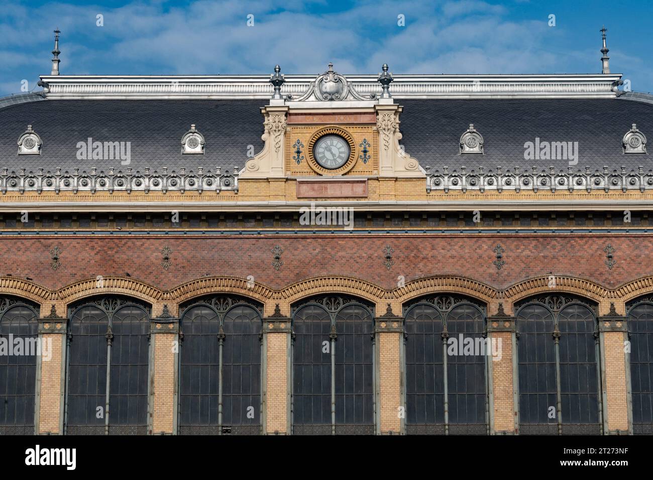 Budapest, Ungheria. 1 ottobre 2023 splendida architettura della stazione ferroviaria Nyugati Palyaudvar a Budapest, Ungheria. Foto Stock