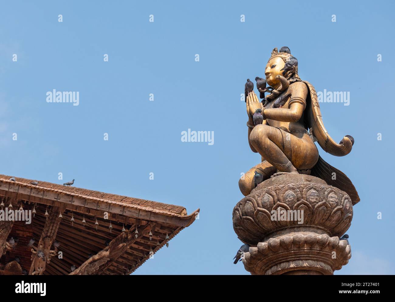 Vero capolavoro d'arte nelle antiche decorazioni dei templi, statua del dio degli uccelli Garuda in Piazza Durbar, palazzo medievale reale e sito patrimonio dell'umanità dell'UNESCO si Foto Stock