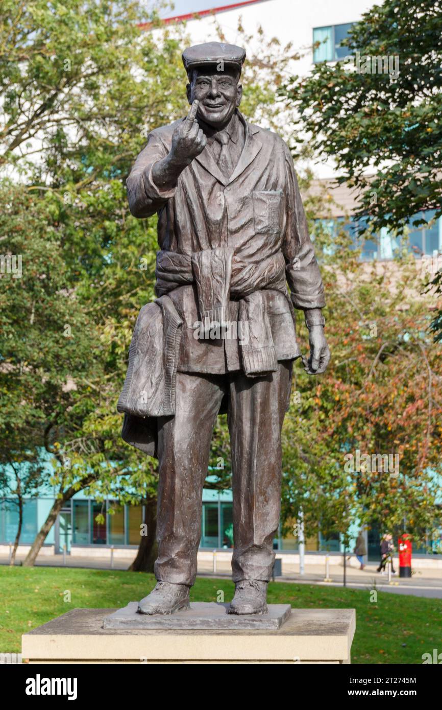 La statua di Graham Ibbeson di Dickie Bird a Barnsley Foto Stock