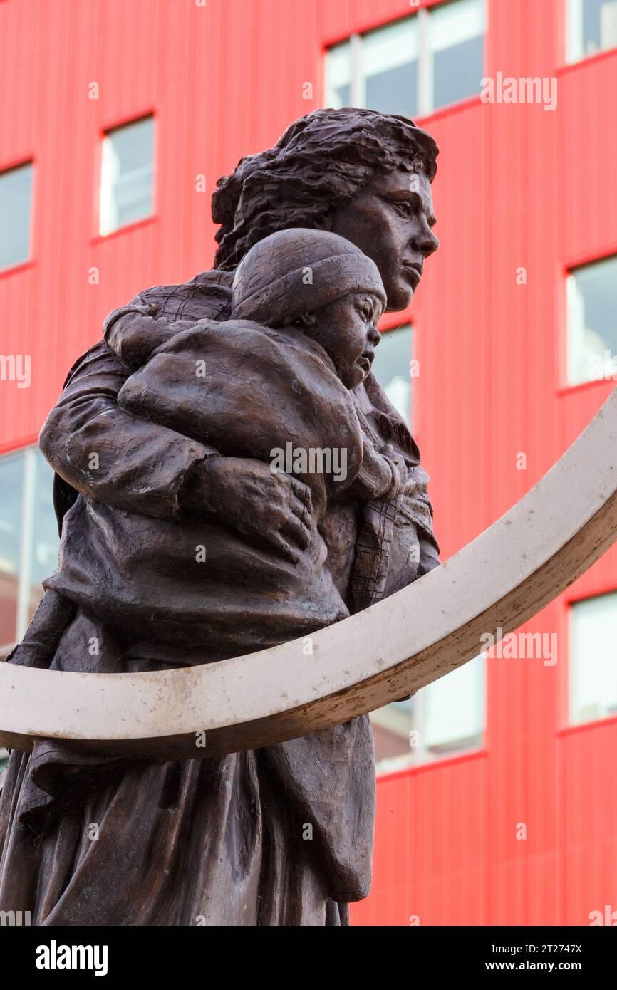 Statua a Barnsley che ricorda il disastro minerario di Oaks Foto Stock