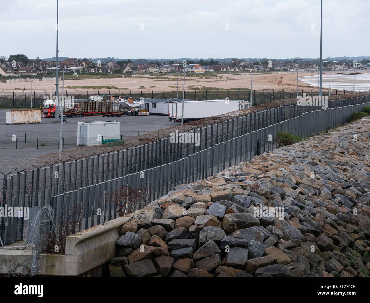 Ouistreham, Francia. 12 ottobre 2023. Una recinzione a doppia fila con filo NATO protegge l'area portuale di Ouistreham dall'ingresso illegale. Credito: Georg Moritz/dpa/Alamy Live News Foto Stock