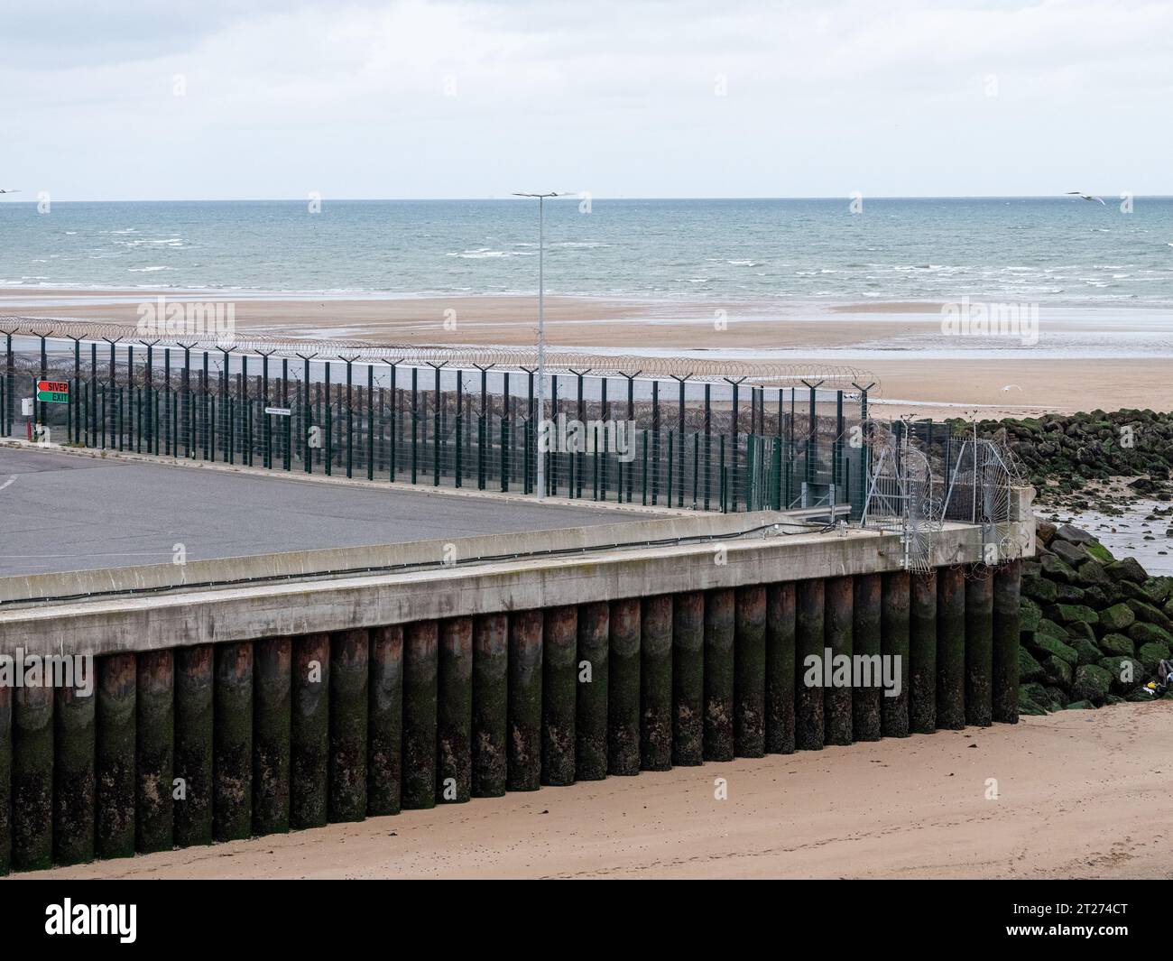 Ouistreham, Francia. 12 ottobre 2023. Una recinzione a doppia fila con filo NATO protegge l'area portuale di Ouistreham dall'ingresso illegale. Credito: Georg Moritz/dpa/Alamy Live News Foto Stock