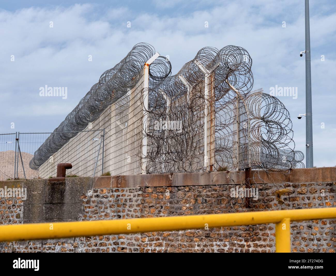 Dieppe, Francia. 12 ottobre 2023. Una recinzione a tre file con quattro file di filo della NATO protegge l'area portuale di Dieppe dall'ingresso illegale. Credito: Georg Moritz/dpa/Alamy Live News Foto Stock