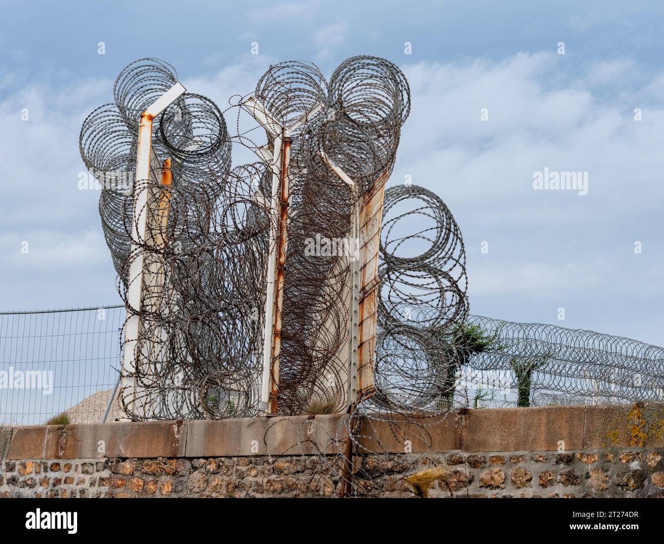 Dieppe, Francia. 12 ottobre 2023. Una recinzione a tre file con quattro file di filo della NATO protegge l'area portuale di Dieppe dall'ingresso illegale. Credito: Georg Moritz/dpa/Alamy Live News Foto Stock