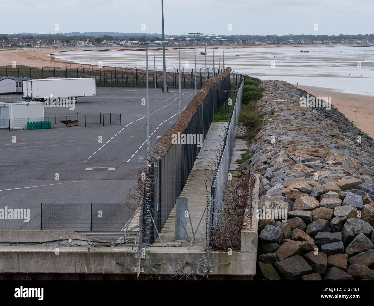 Ouistreham, Francia. 12 ottobre 2023. Una recinzione a doppia fila con filo NATO protegge l'area portuale di Ouistreham dall'ingresso illegale. Credito: Georg Moritz/dpa/Alamy Live News Foto Stock