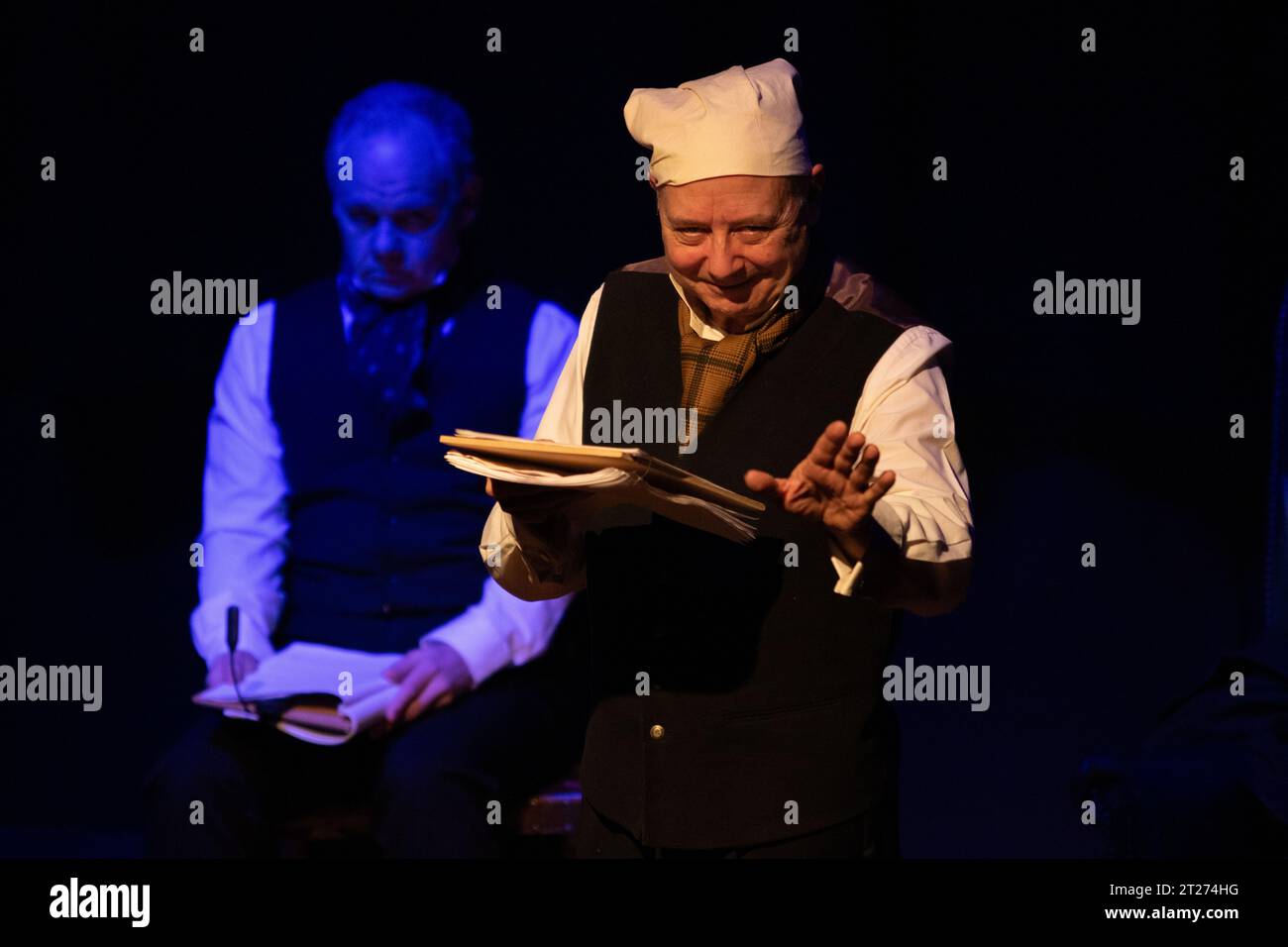 Nel Bungay Theatre Suffolk in una sceneggiatura in costume che legge il canto di Natale di Charles Dickens, il fantasma di Jacob Marley appare in una luce blu Foto Stock