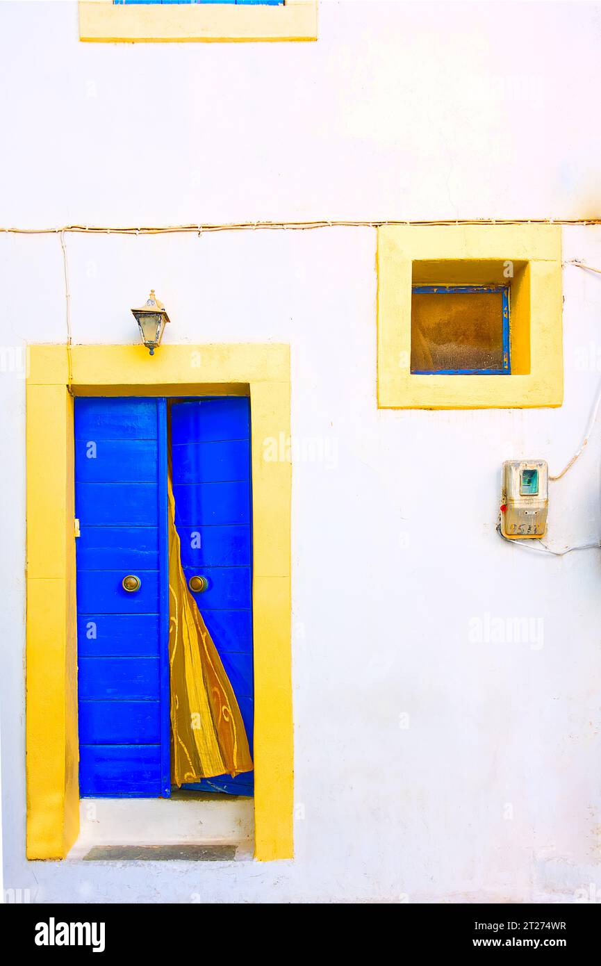 Immagine minimalista di una porta aperta di una casa tradizionale in grecia in vari volori Foto Stock