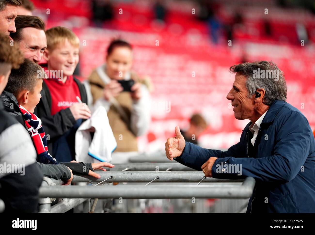 Gianfranco Zola parla ai tifosi in vista della partita di qualificazione a Euro 2024 allo stadio di Wembley, Londra. Data immagine: Martedì 17 ottobre 2023. Foto Stock