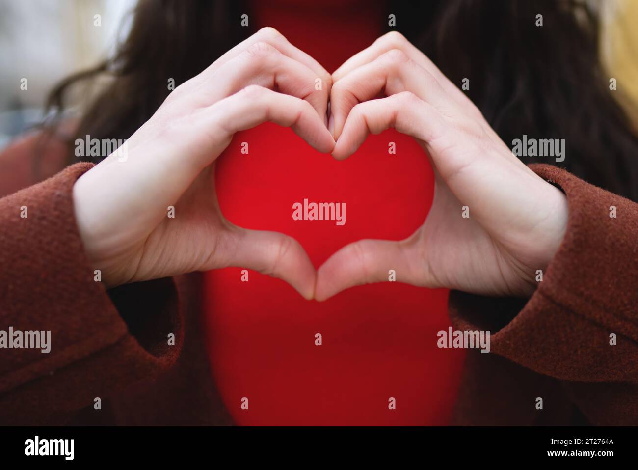 un primo piano di una donna che fa un gesto d'amore. San Valentino Foto Stock