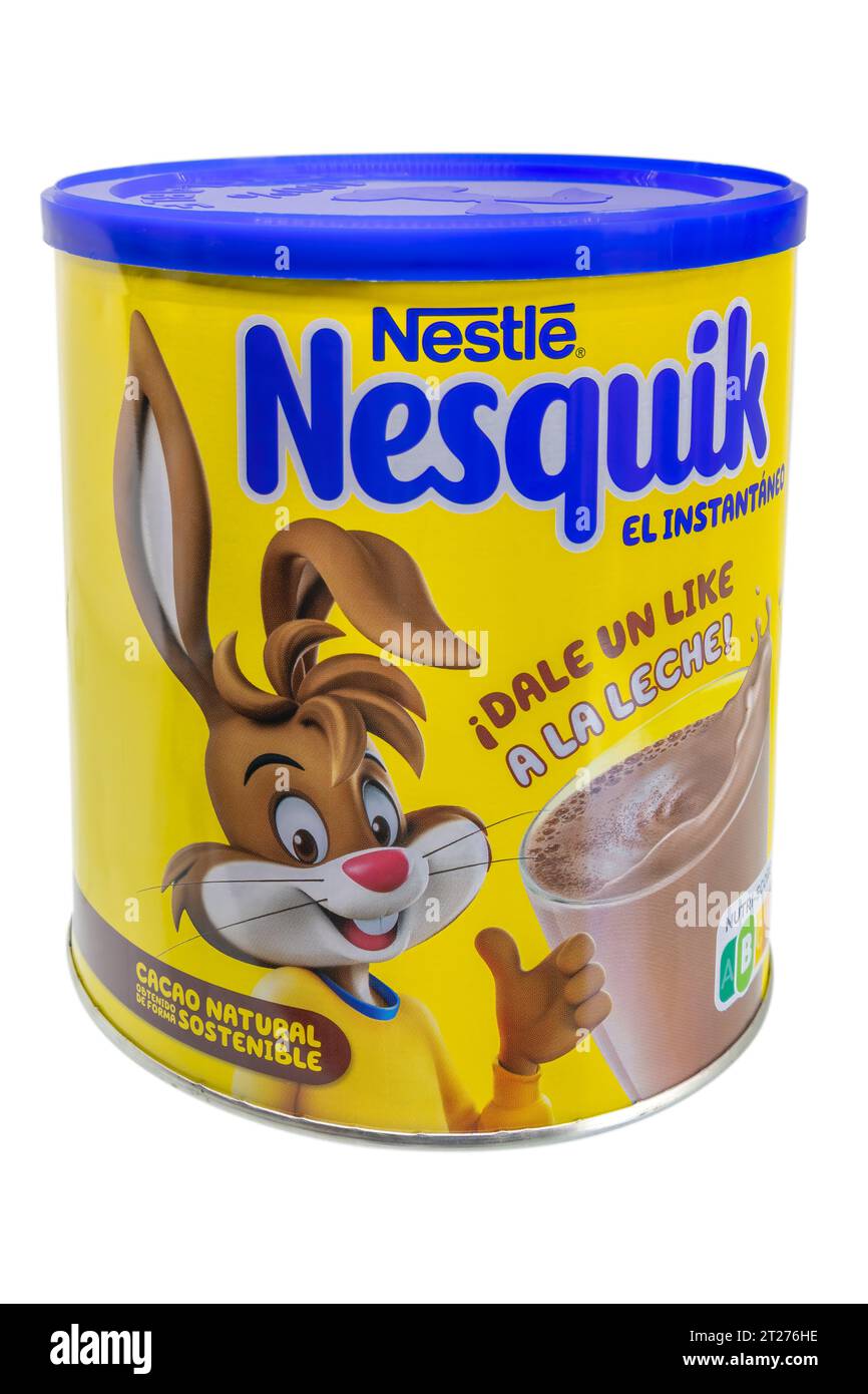 Huelva, Spagna - 17 ottobre 2023: Nesquik è un marchio di prodotti alimentari prodotto da Nestlé, un mix di bevande per latte al cioccolato chiamato Nestlé Quik in t Foto Stock