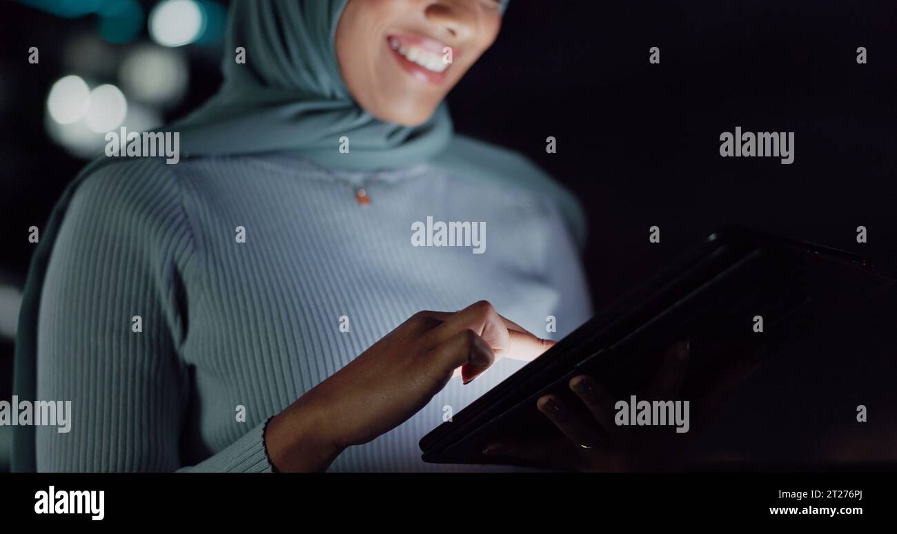 Tablet, sorriso notturno o donna che legge feedback positivo sui social network, esperienza del cliente o e-commerce. Dati di monitoraggio del marchio, islamici o. Foto Stock