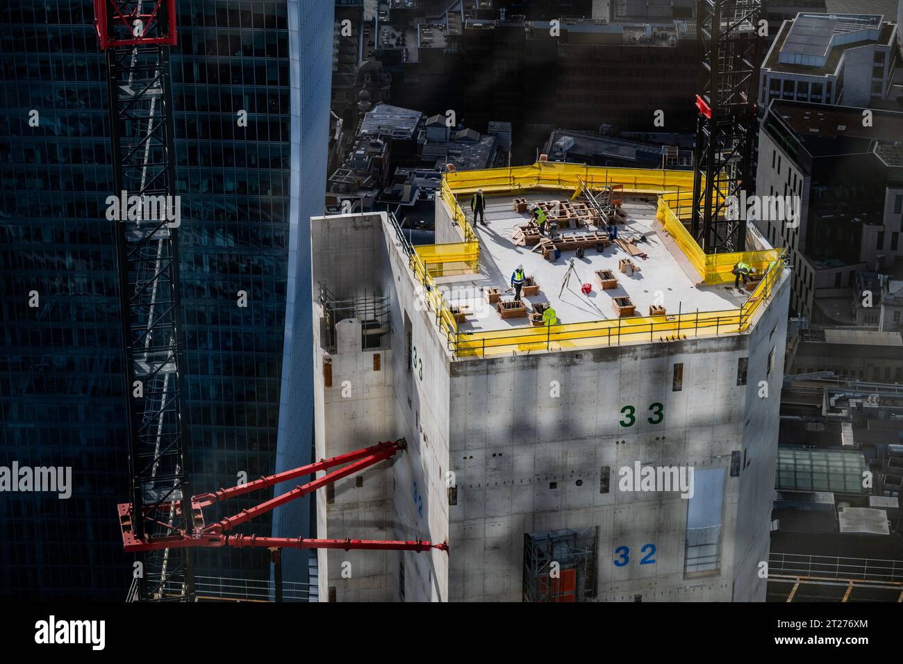 I lavori proseguono sul ponte in cemento di una nuova torre in costruzione a Bishopsgate - il punto panoramico si trova al 50° piano dell'8° Bishopsgate, dove potrai ammirare viste ininterrotte dei monumenti storici della città, degli imponenti grattacieli e dell'architettura storica. Foto Stock