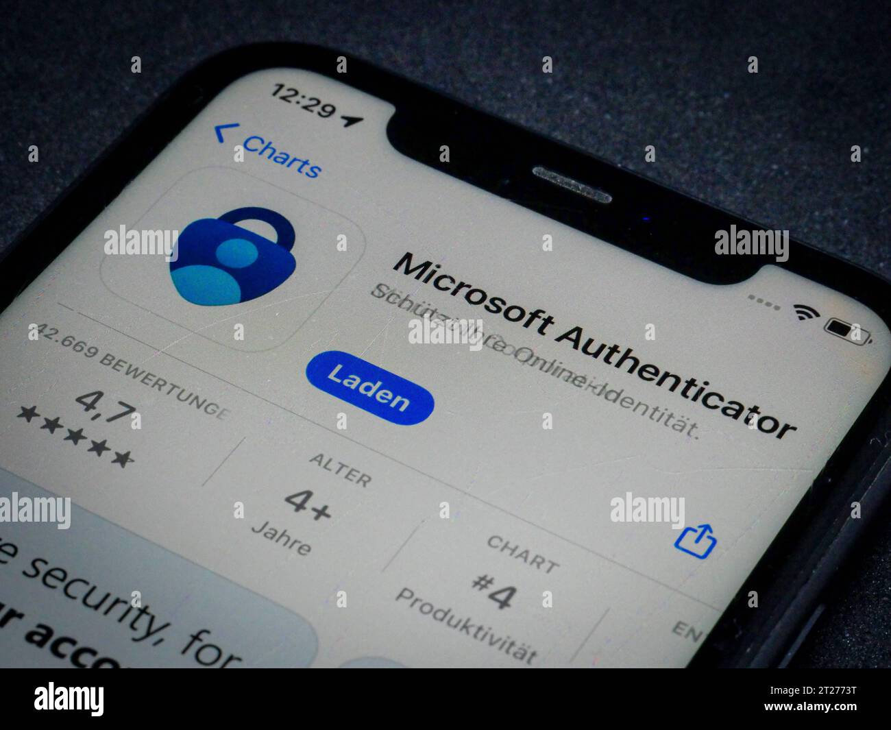 App Store - Apple 16.10.2023: Apple App Store auf einem iPhone. App Charts gratis Apps Microsoft Authenticator *** App Store Apple 16 10 2023 Apple App Store su un'app iPhone classifica applicazioni gratuite Microsoft Authenticator Credit: Imago/Alamy Live News Foto Stock
