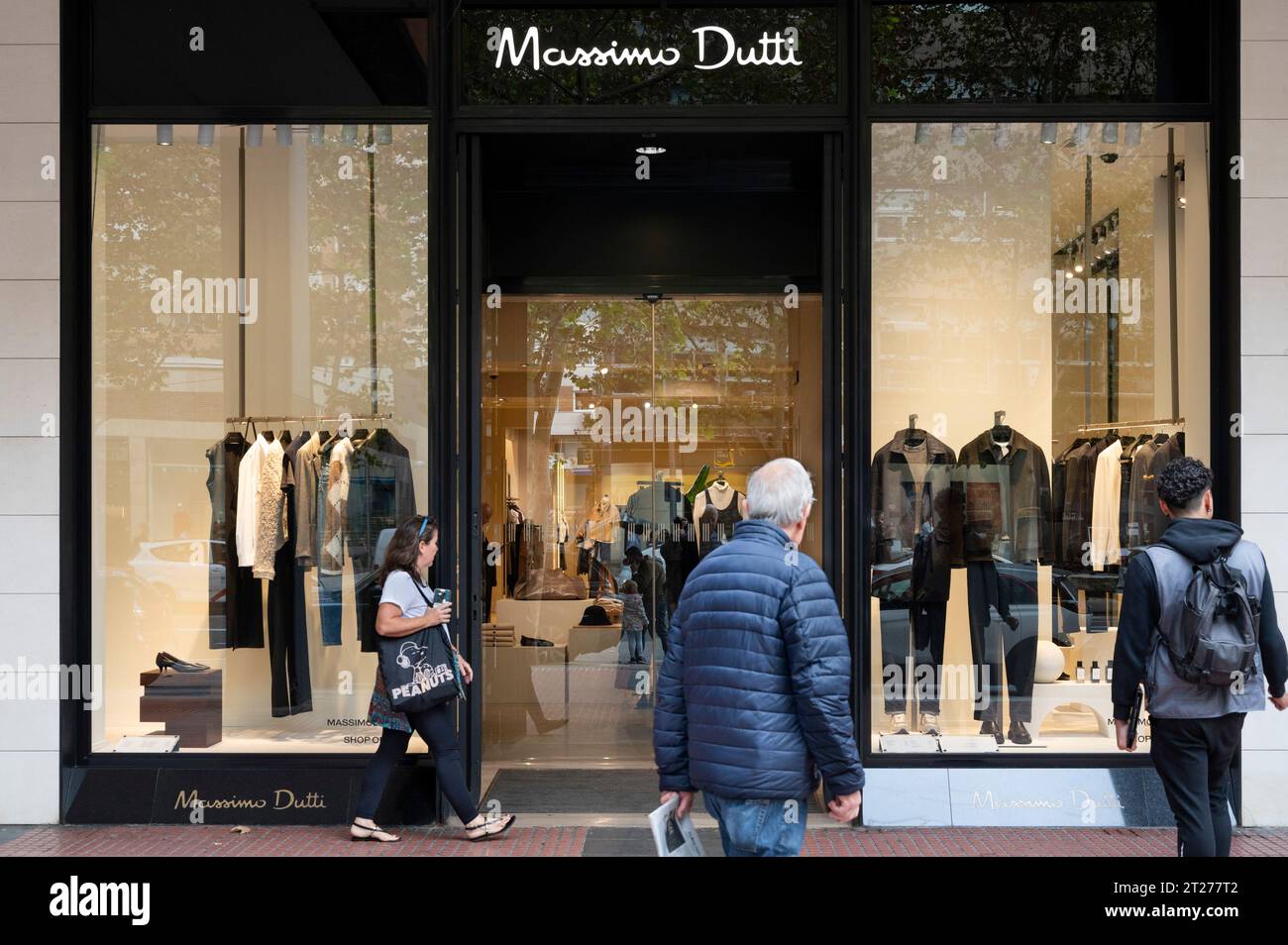 Abbigliamento spagnolo e negozio di marca massimo Dutti in Spagna Foto stock Alamy