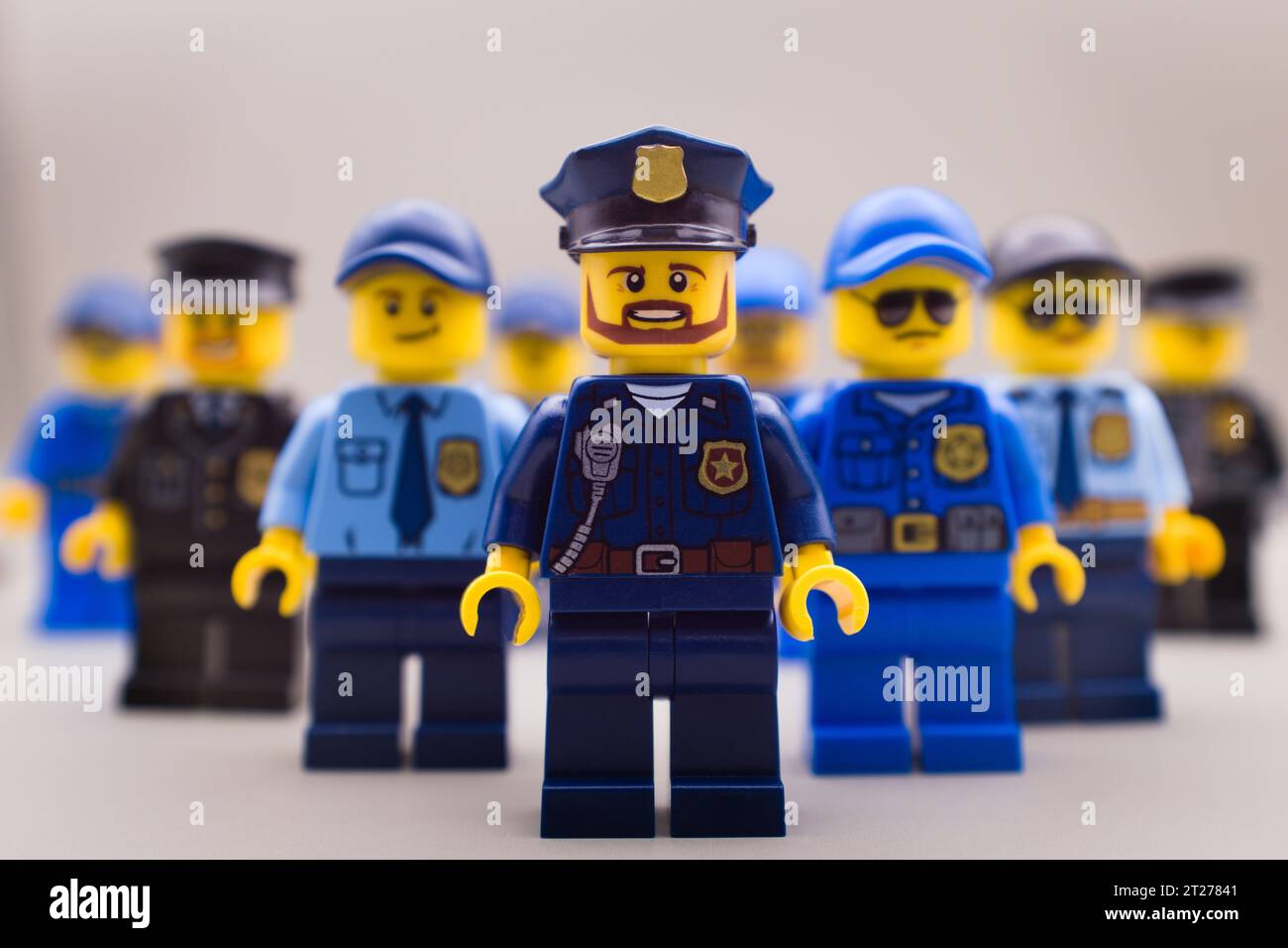 Immagine positiva della polizia. poliziotti in piedi l'uno accanto all'altro Foto Stock