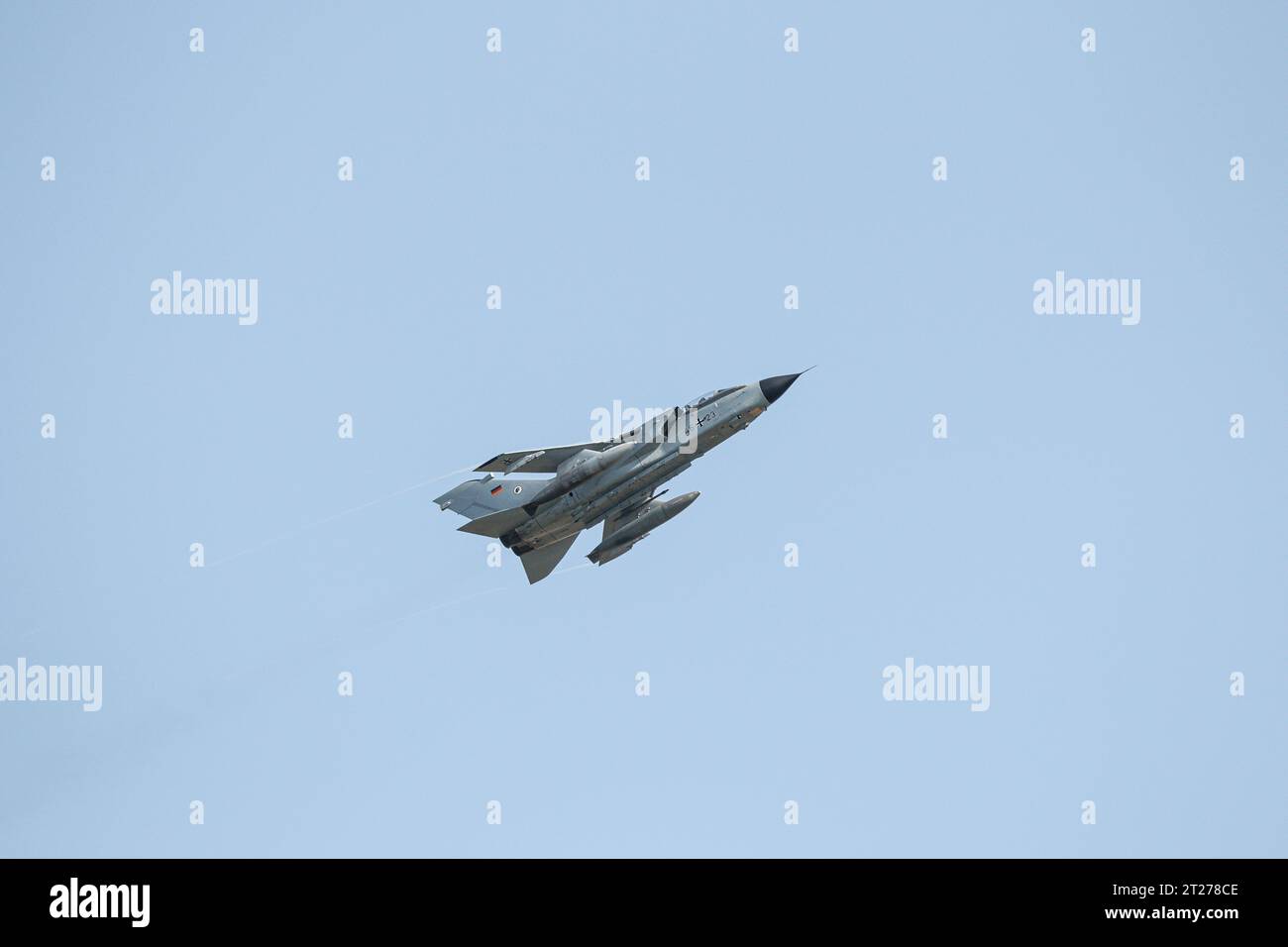 L'aeronautica tedesca Eurofighter EF-2000 Typhoon decolla durante Berlino, Germania Foto Stock