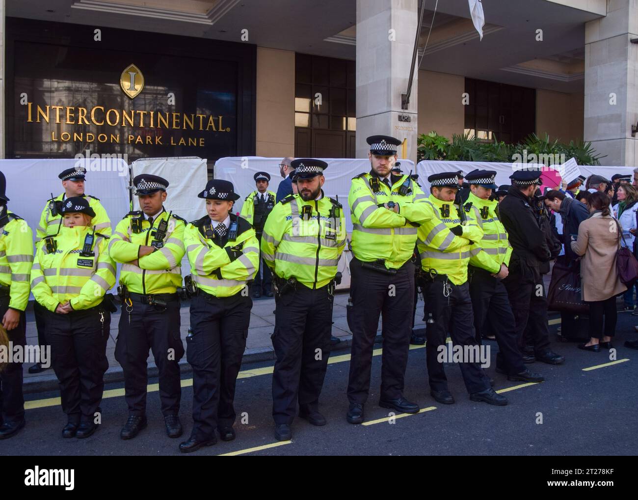 Londra, Regno Unito. 17 ottobre 2023. Forte presenza della polizia fuori dall'InterContinental Hotel a Park Lane durante l'Energy Intelligence Forum, un vertice dei più grandi dirigenti delle compagnie petrolifere. I manifestanti bloccarono l'ingresso e cercarono di impedire ai delegati di entrare nell'hotel. Credito: Vuk Valcic/Alamy Live News Foto Stock