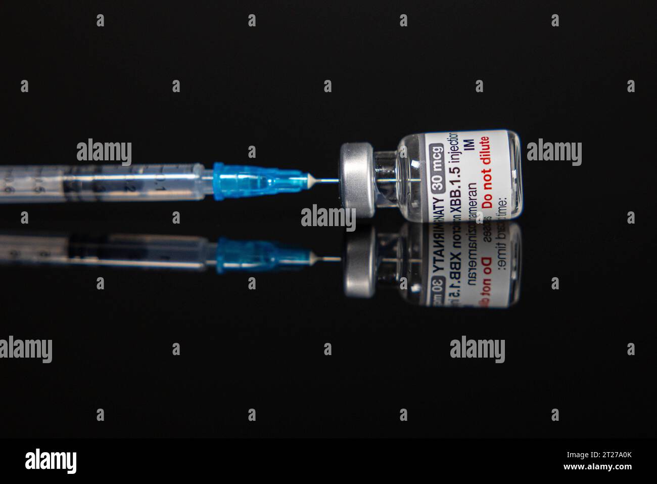 Redaktionell: XBB.1,5-Varianten-adaptiertes Comirnaty. Originale Phiole des XBB.1,5-Varianten-Adaptierten Comirnaty Impfstoff von BioNTech Pfizer. *** Editoriale XBB 1 5 varianti adattato Comirnaty fiala originale di XBB 1 5 varianti adattato Comirnaty vaccino da BioNTech Pfizer. Copyright: XBEAUTIFULxSPORTS/KJPetersx credito: Imago/Alamy Live News Foto Stock