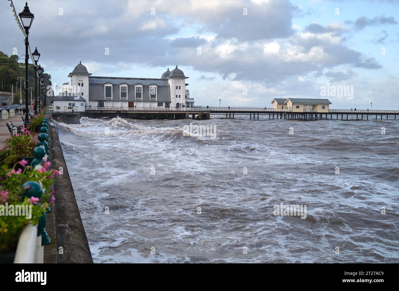 High Tide con Crashing Waves sull'EsplanadePenarth South Wales UK Foto Stock