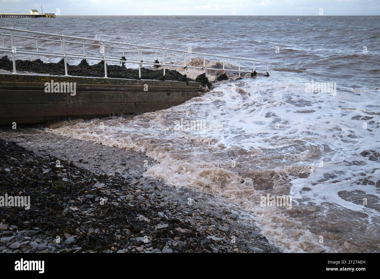 High Tide con Crashing Waves sull'EsplanadePenarth South Wales UK Foto Stock