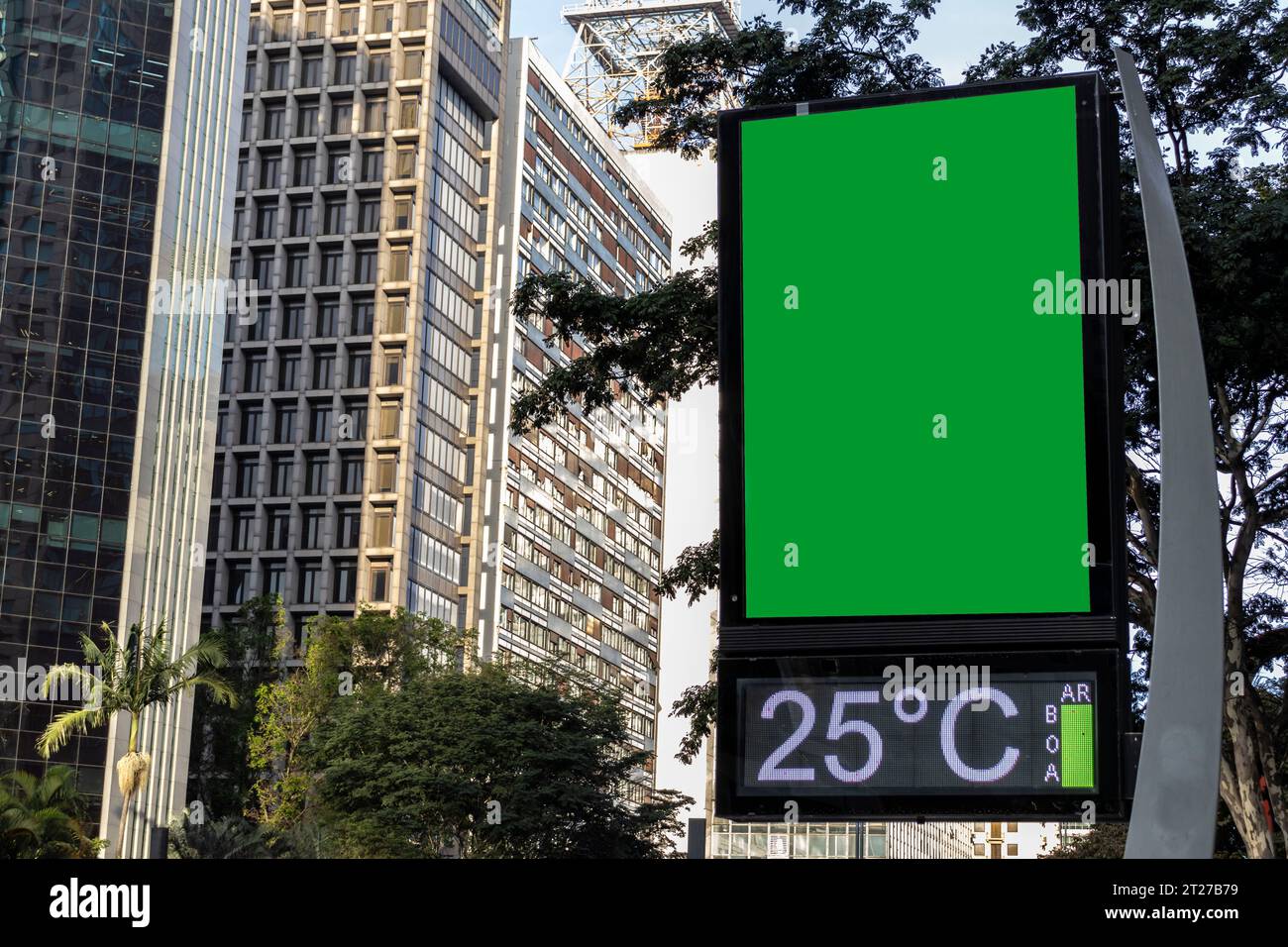Tabellone bianco nella città di San Paolo. USA questo modello fotografico per il tuo design outdoor. Foto Stock