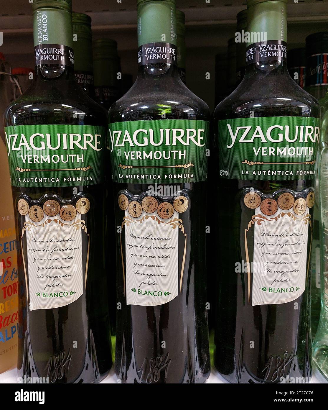 Yzaguirre Vermouth blanco bottiglia in un supermercato Foto Stock