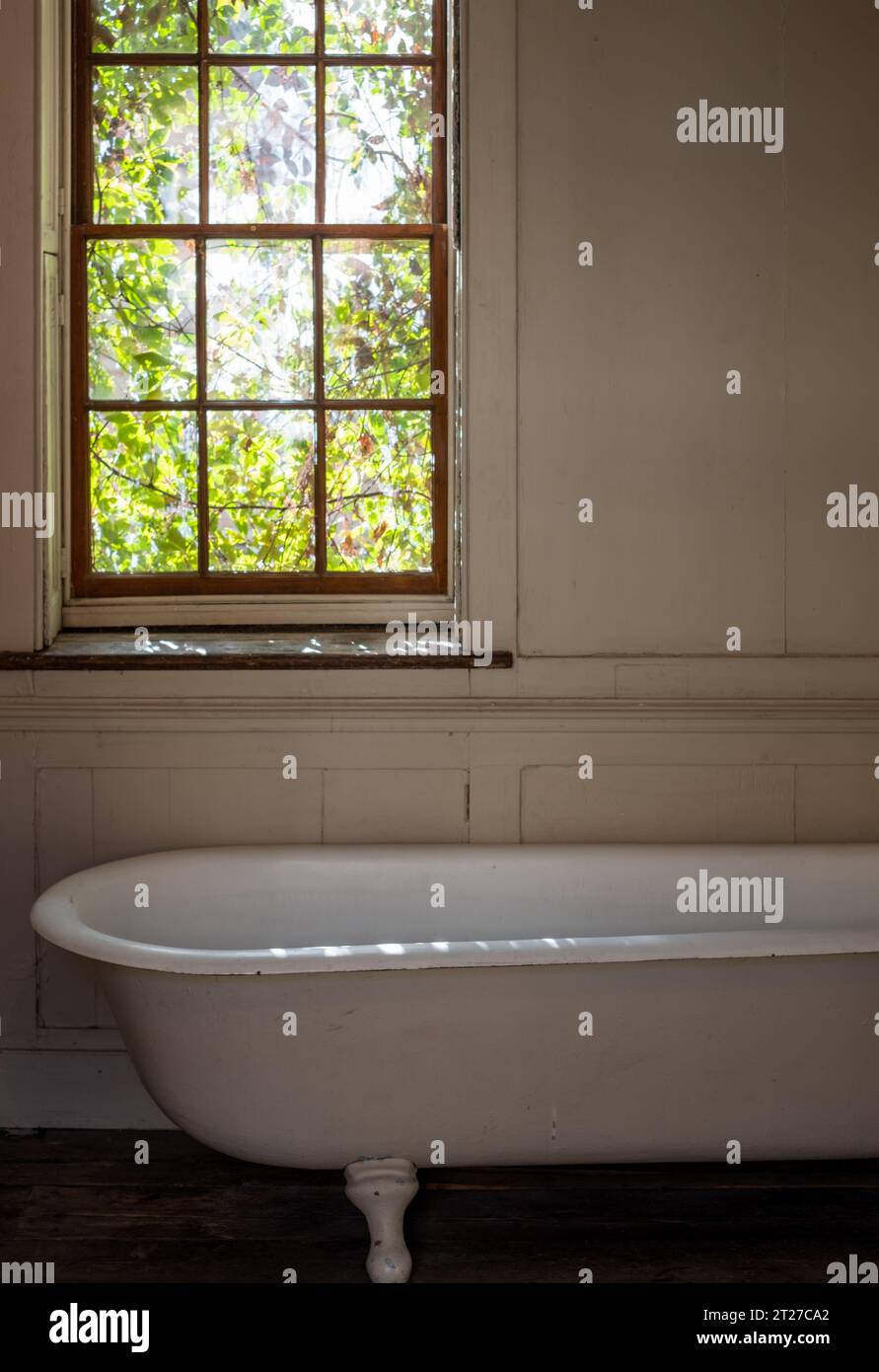 Bagno in vecchio stile in una casa tradizionale ugonotta georgiana in 4 Princelet Street, Spitalfields, East London, Regno Unito. Foto Stock
