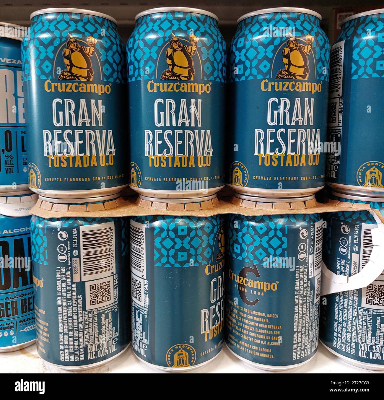 Cruzcampo spagnolo Gran Reserva Tostada 0,0 lattine di birra in un supermercato Foto Stock