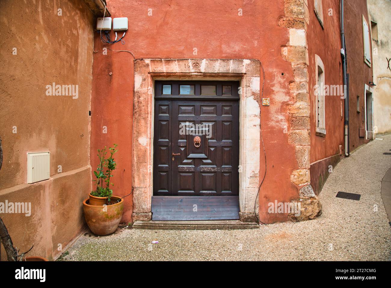 la porta d'ingresso di una vecchia casa francese Foto Stock