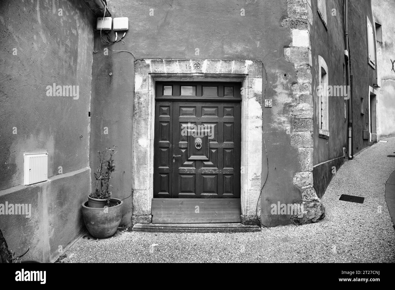la porta d'ingresso di una vecchia casa francese Foto Stock