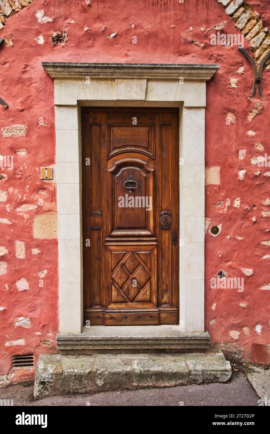 la porta d'ingresso di una vecchia casa francese Foto Stock