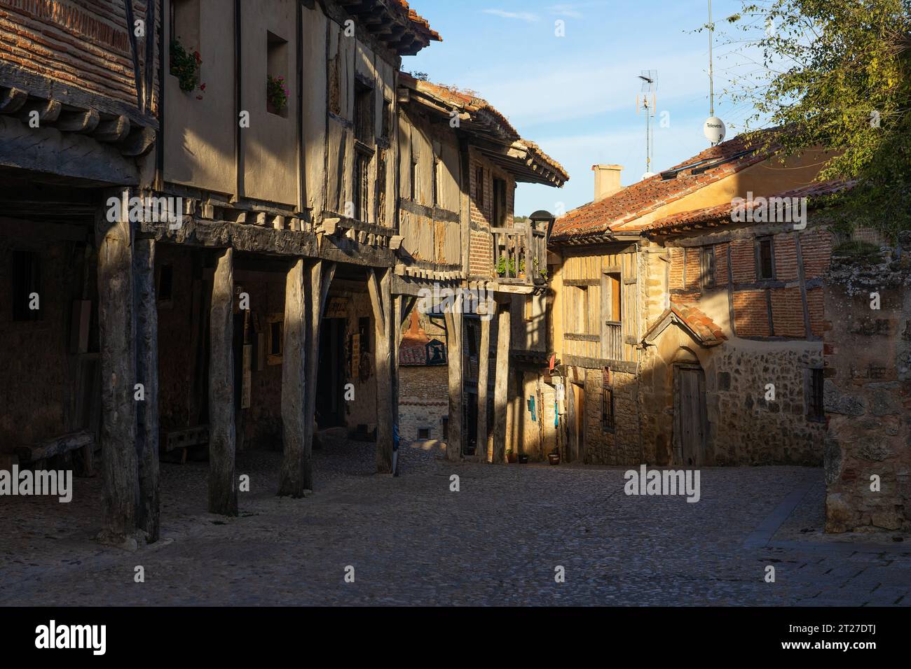 Vista delle case tradizionali del borgo medievale di Calatañazor in una giornata di sole, Soria, Castilla y Leon, Foto Stock