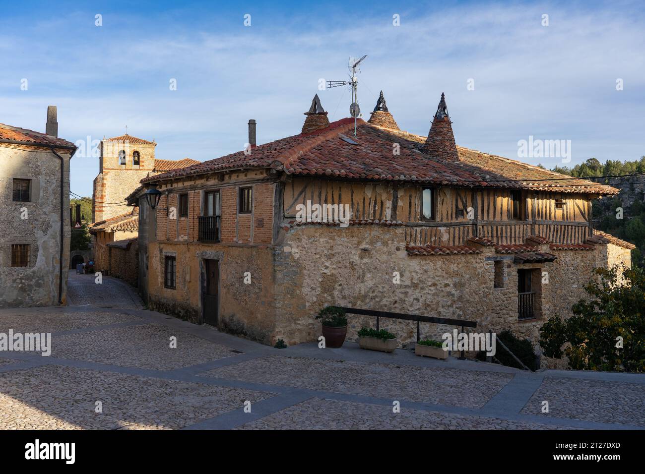 Vista delle case tradizionali del borgo medievale di Calatañazor in una giornata di sole, Soria, Castilla y Leon, Foto Stock