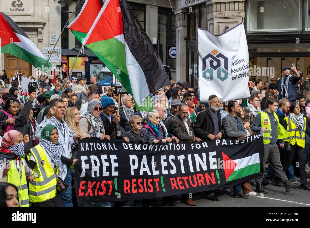 I manifestanti pro Palestina marciano attraverso il centro di Londra tenendo uno striscione "Palestina libera" e bandiere palestinesi mentre marciano lungo Regent Street. 14/10/23 Foto Stock