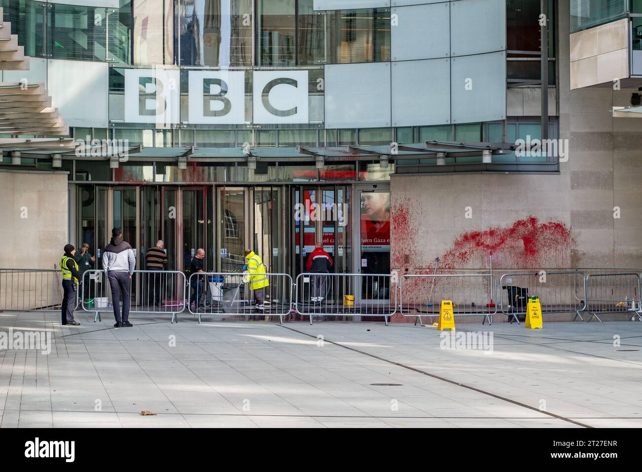 Il gruppo pro-palestinese spruzza il rosso dolore sulla sede centrale della BBC Broadcasting House a Londra sulla sua copertura del conflitto israelo-Hamas. Foto Stock