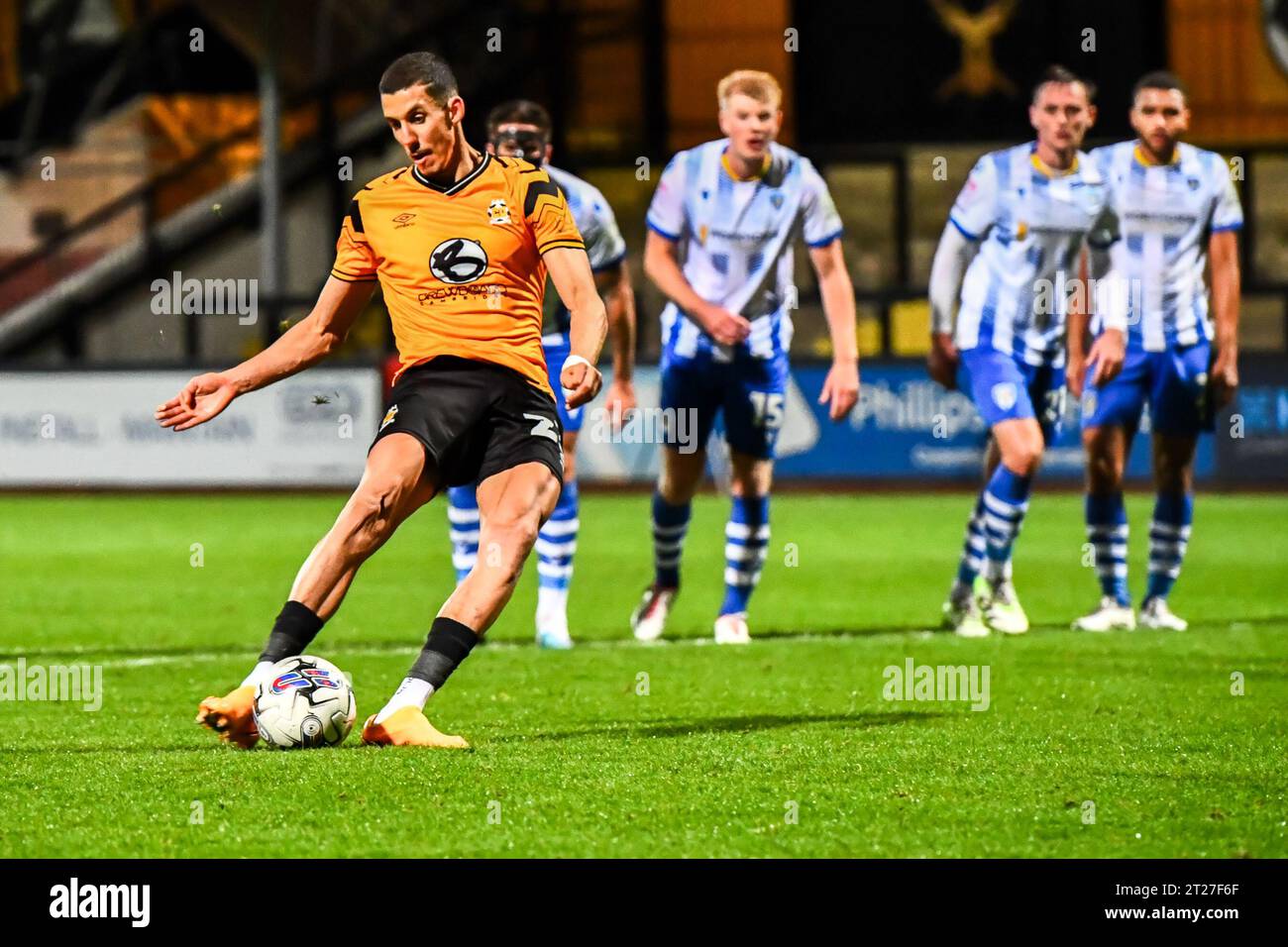 Gassan Ahadme (23 Cambridge United) segna dal punto di rigore durante la partita dell'EFL Trophy tra Cambridge United e Colchester United al R Costing Abbey Stadium di Cambridge martedì 17 ottobre 2023. (Foto: Kevin Hodgson | mi News) crediti: MI News & Sport /Alamy Live News Foto Stock